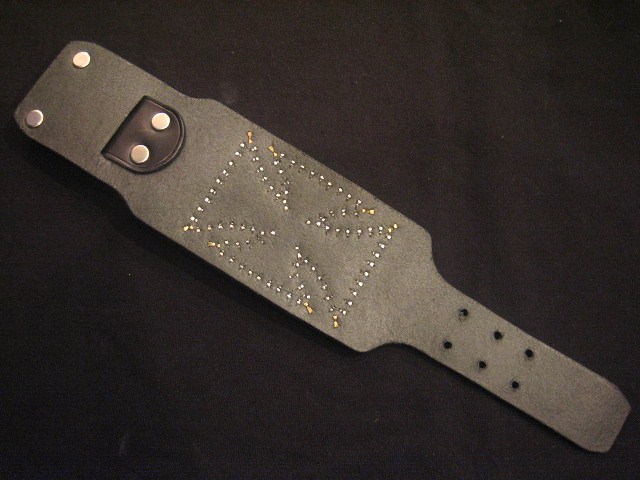 [BikaBika]アイアンクロス　スタッズ　レザー　ケース アイアンクロススタッズブレス | 8UP