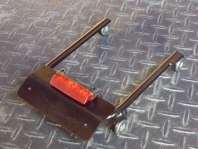 SR400/500用テールランプ付ナンバーステー（スタッズシート専用