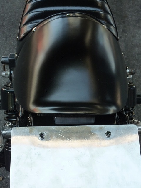 SR400/500用テールランプ付ナンバーステー（スタッズシート専用