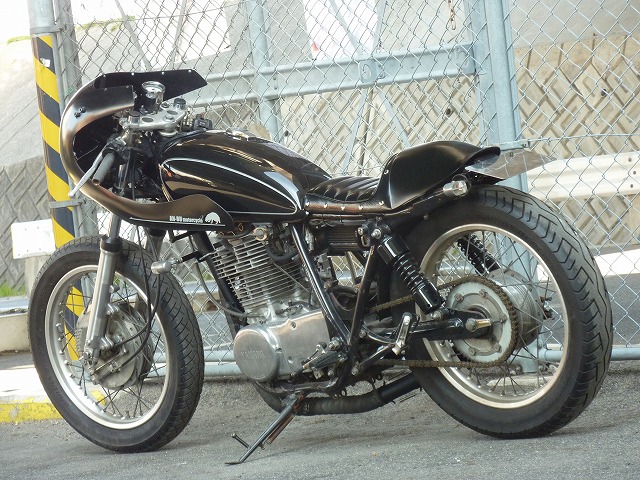 SR400/500用テールランプ付ナンバーステー（スタッズシート専用