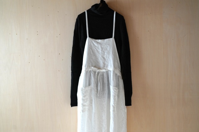 エプロンワンピース オフ白 5cm長丈 | はりしごと fuku
