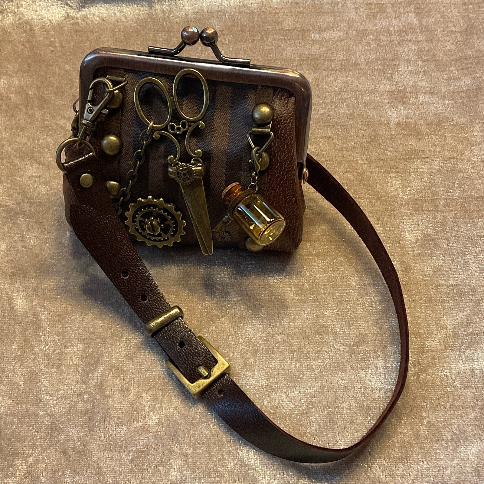 かま がま口鞄【鋏・ブラウン】 - AZ-ONE×ADRAMELECH