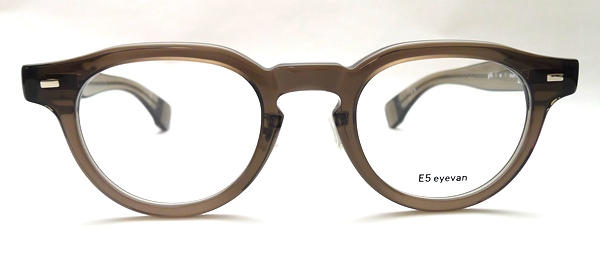 掛け心地の良さを考慮し採用したアセテート長モダンのクラウンパントモデル】E5 eyevan（イーファイブ アイヴァン） p14 SB |  メガネパーク・ブレス オンラインショップ | メガネ・サングラスの通販サイト