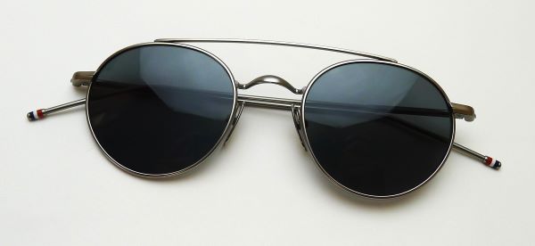 ダブルブリッジの美しいボストンシェイプのサングラス】THOM BROWNE（トムブラウン） UES101A-035-49（matte silver /  dark grey） | メガネパーク・ブレス オンラインショップ | メガネ・サングラスの通販サイト