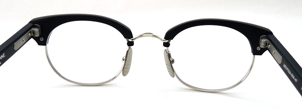 トムブラウンの珍しい小ぶりなサイズ感のサーモントフレーム】THOM BROWNE（トムブラウン） UEO702A-004-47 matte black  acetate w / silver plate titanium | メガネパーク・ブレス オンラインショップ | メガネ・サングラスの通販サイト