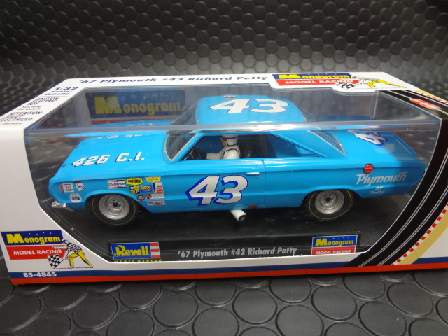 Monogram/Revell 1/32 ｽﾛｯﾄｶｰ 854845◇1967 PLYMOUTH #43 RICHARD
