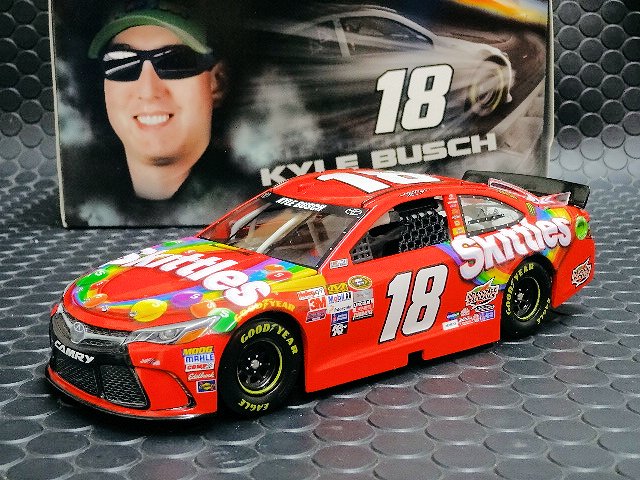 Action/Lionel 1/24 ﾀﾞｲｷｬｽﾄﾓﾃﾞﾙ ◇#18 Kyle Busch ”M&M'S Skittles” Toyota Camry  2015 769台のみの限定モデル！ 2015モデル・スキッテルが入荷しました！ | NASCAR・スロットカー・ミニカーの専門店<<サッキーズ・コレクションズ大阪>>  by CAR-BOX