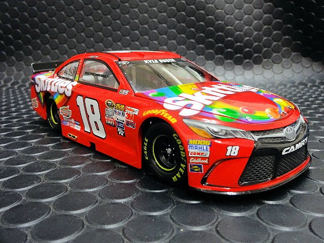Action/Lionel 1/24 ﾀﾞｲｷｬｽﾄﾓﾃﾞﾙ ◇#18 Kyle Busch ”M&M'S Skittles