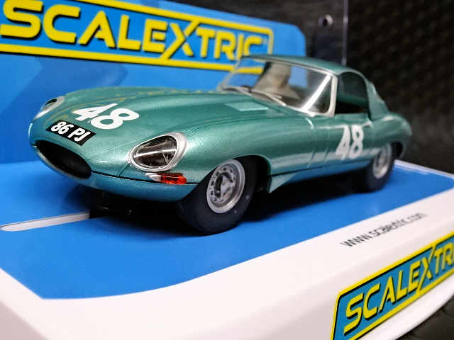 Scalextric 1/32 ｽﾛｯﾄｶｰ C3898A-48◇ Jaguar E-Type #48 Roy Salvadori. 限定２台セットの「Goodwood  International Trophy 1966 Twinpack」から#48/ロイ・サルヴァドーリ、単品販売品！  スケレのシングルケースに入っています。◇入荷しました！ | NASCAR・スロットカー ...