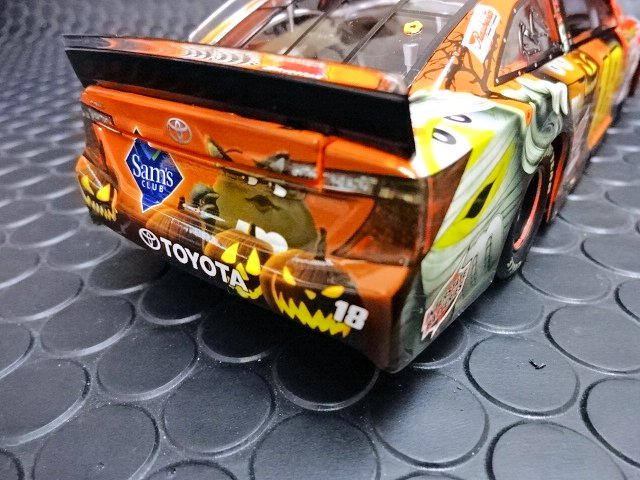 Action/Lionel 1/24 ﾀﾞｲｷｬｽﾄﾓﾃﾞﾙ ◇#18 KyleBush M&M's 