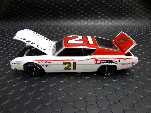 新発売 ◇#21 Cale Yarborough 1968 Mercury Cyclone Autographed 1:24