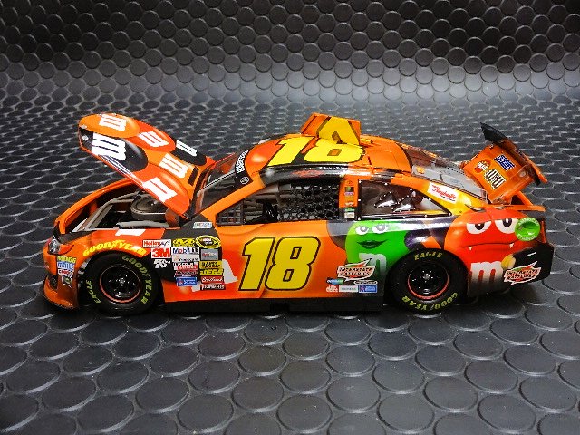 Action/Lionel 1/24 ﾀﾞｲｷｬｽﾄﾓﾃﾞﾙ ◇#18 KyleBush M&M's 
