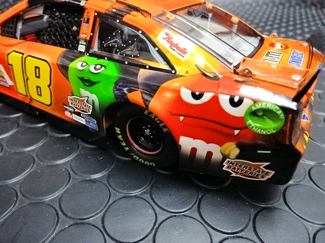 Action/Lionel 1/24 ﾀﾞｲｷｬｽﾄﾓﾃﾞﾙ ◇#18 KyleBush M&M's 