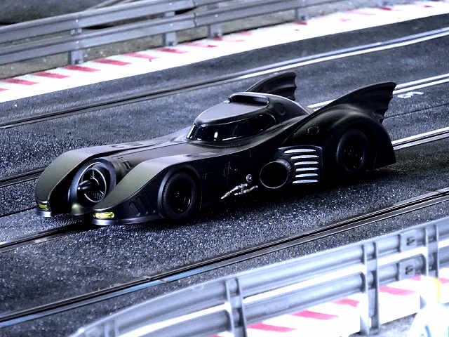 Scalextric 1/32 ｽﾛｯﾄｶｰ C4492◇ バットモービル Batmobile - Batman 1989.  ディスプレーケースに堂々と収まるバットモービルは圧巻！ ☆再入荷完了！今すぐご注文を～ | NASCAR・スロットカー・ミニカーの専門店<<サッキーズ・コレクションズ大阪>>  by CAR-BOX