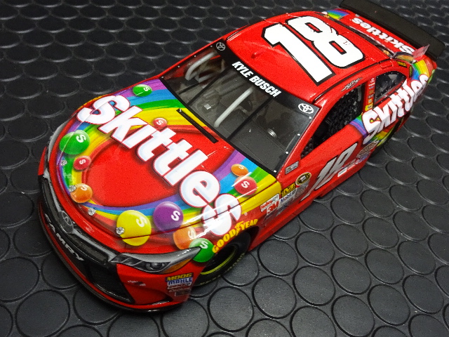 Action/Lionel 1/24 ﾀﾞｲｷｬｽﾄﾓﾃﾞﾙ ◇#18 Kyle Busch ”M&M'S Skittles