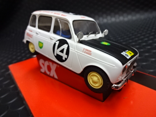 SCX 1/32 ｽﾛｯﾄｶｰ A10192 ◇ RENAULT 4L EAST AFRICAN SAFARI 1962 #14