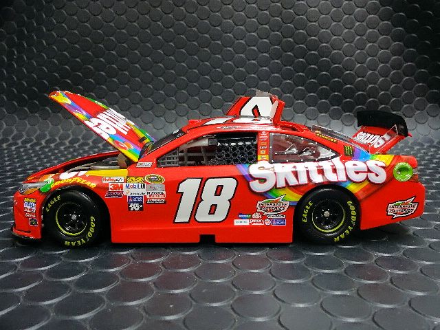 Action/Lionel 1/24 ﾀﾞｲｷｬｽﾄﾓﾃﾞﾙ ◇#18 Kyle Busch ”M&M'S Skittles