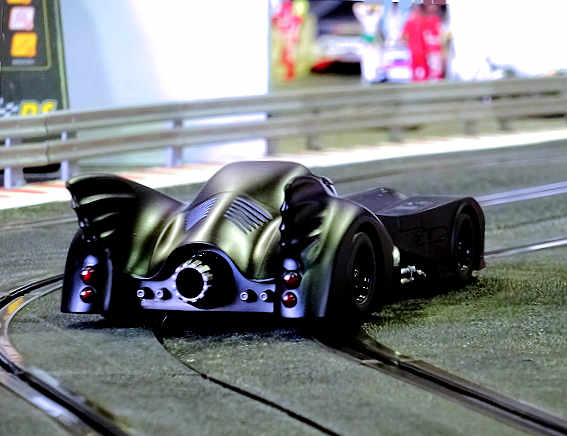 Scalextric 1/32 ｽﾛｯﾄｶｰ C4492◇ バットモービル Batmobile - Batman 1989.  ディスプレーケースに堂々と収まるバットモービルは圧巻！ ☆再入荷完了！今すぐご注文を～ | NASCAR・スロットカー・ミニカーの専門店<<サッキーズ・コレクションズ大阪>>  by CAR-BOX