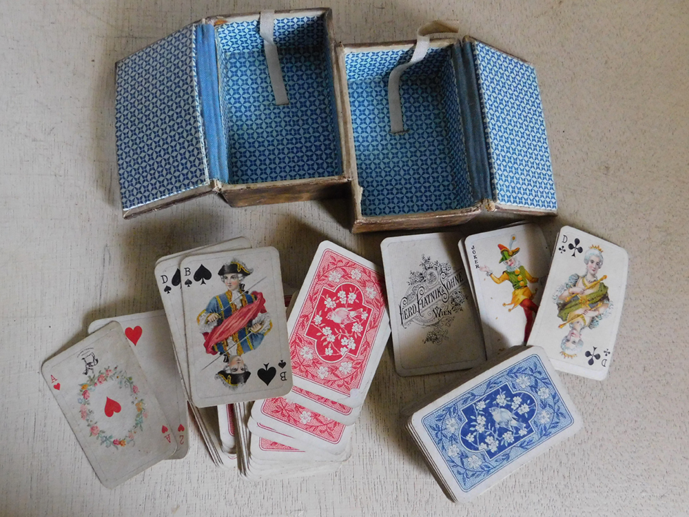 2種のトランプが収められた厚紙の箱 - 今日も骨董日和〜天空舎