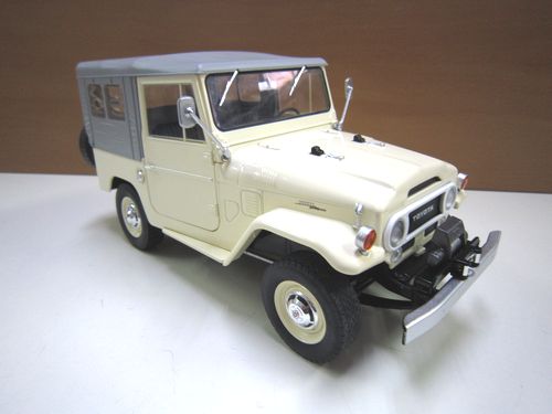 ランクル40 幌 ベージュ 1967 1/18 ダイキャスト製 新品 トリプル9