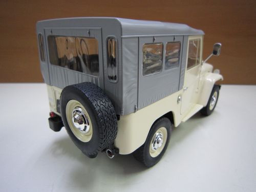 ランクル40 幌 ベージュ 1967 1/18 ダイキャスト製 新品 トリプル9