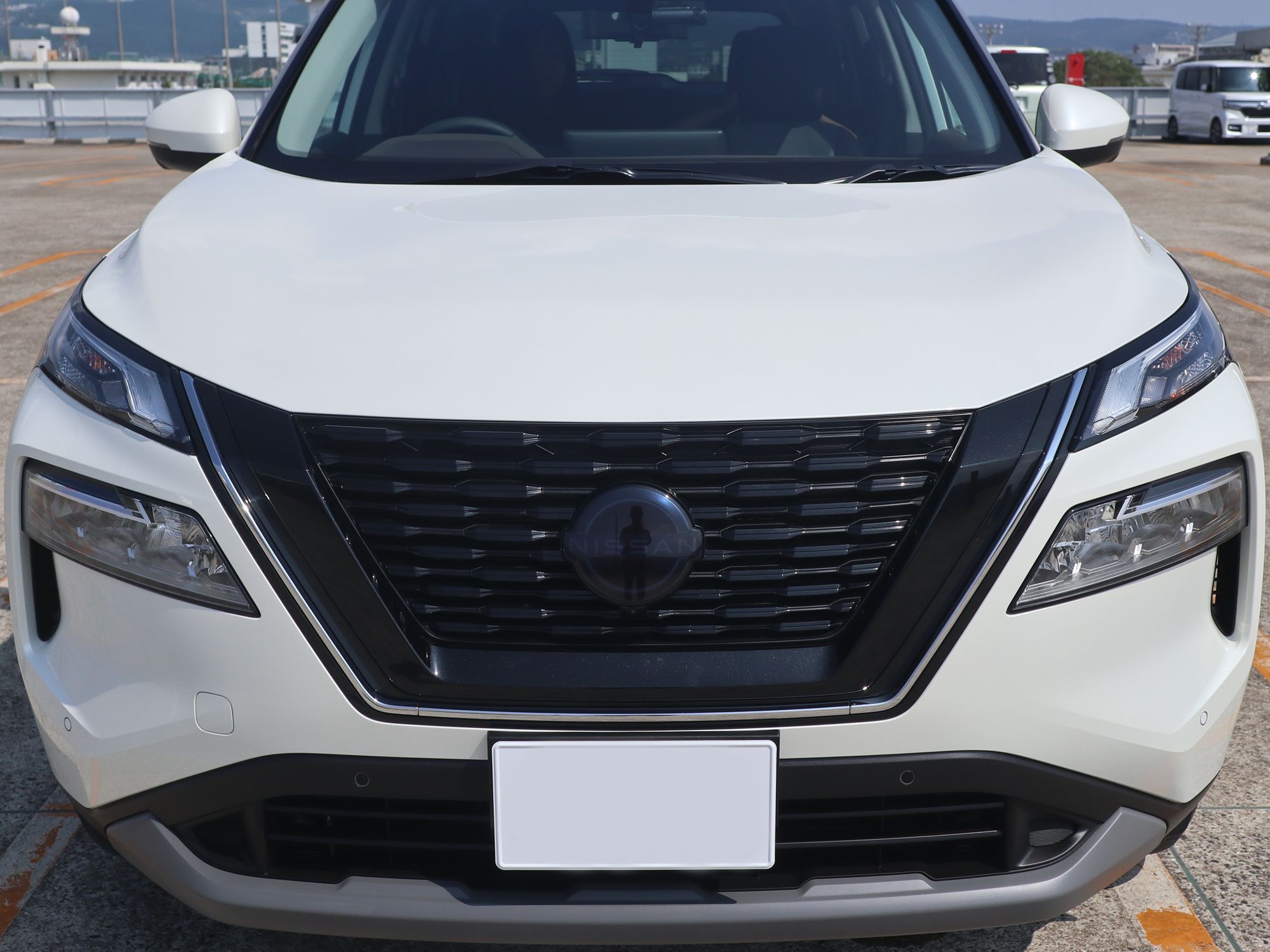 日産純正 T33 エクストレイル 用 新ニッサン フロントエンブレム 日産純正 T33 エクストレイル 用 新ニッサン フロントエンブレム