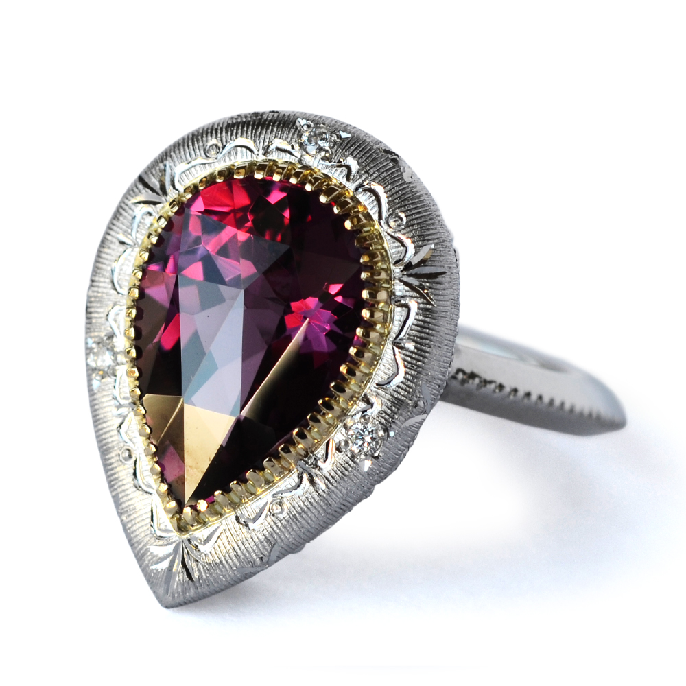 Pt900/K18製ロードライトガーネット・ダイヤモンド彫金リング