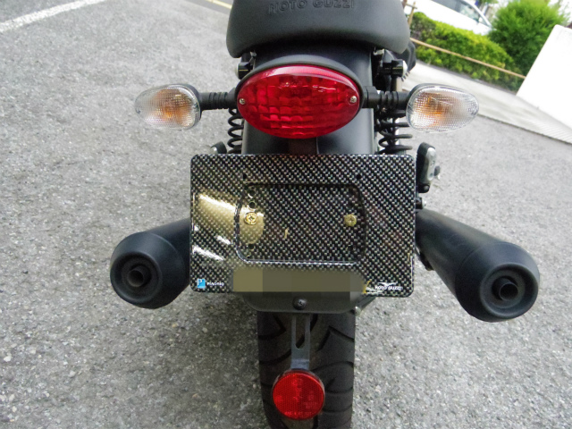 ピアジオグループ純正　ナンバープレートホルダー Moto Guzzi ライセンスプレートホルダー | デージーカンパニー通信販売