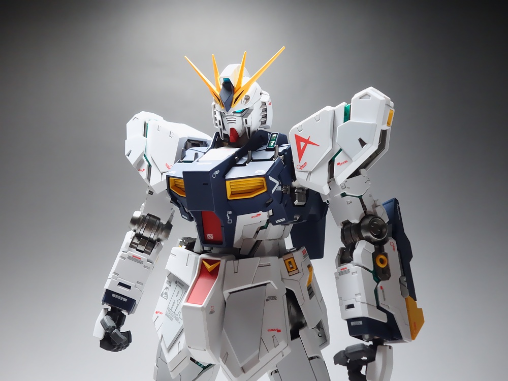 MG 1/100 νガンダム Ver.Ka プラモデル全塗装完成品 全塗装【プレミアムプラス完成品】バンダイ MG 1/100 νガンダム