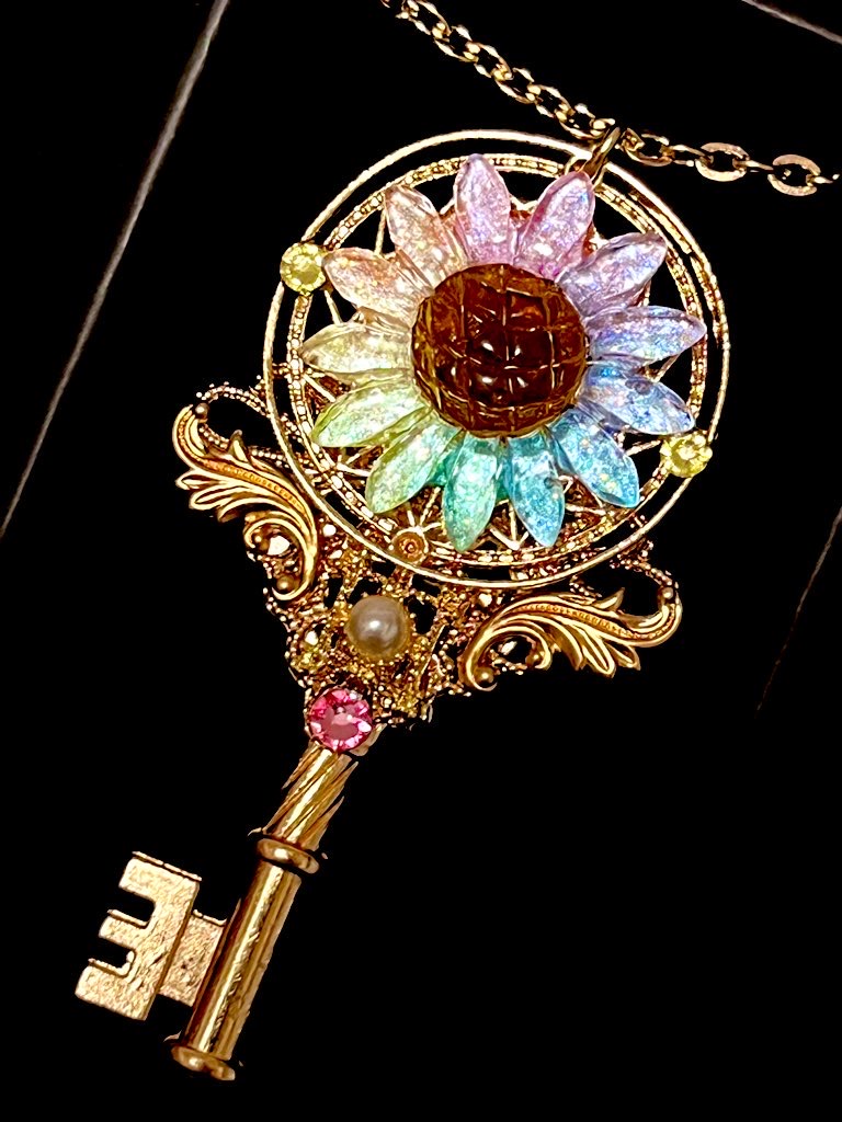 セール品✨虹色のひまわりネックレス | Kira Kawa Rainbowのお店☆