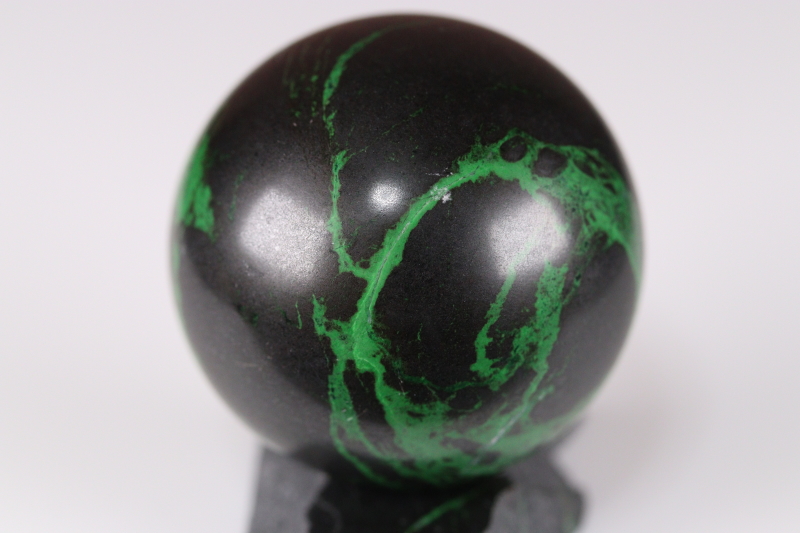 超激レア！ロシア産ウバロバイトガーネット丸玉43mm・原石台座付き