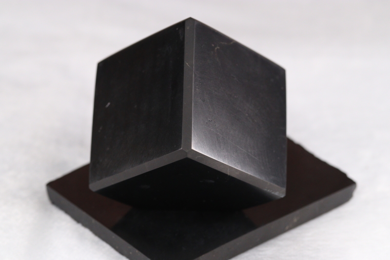 浄化・電磁波対策用！シュンガイト・キューブ60mm台座付き【最高品質