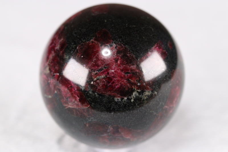 極上レッド＆ブラック51mm！ロシア産ユーディアライト丸玉【最高品質