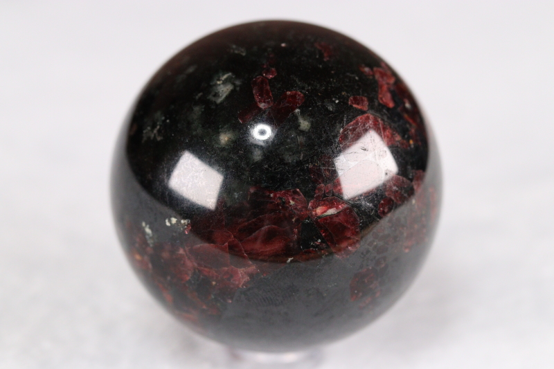 極上レッド＆ブラック52mm！ロシア産ユーディアライト丸玉【最高品質