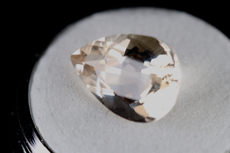 究極！ロシア産ゴールデンフェナカイト・ルース4.40ct！完全透明・鑑別