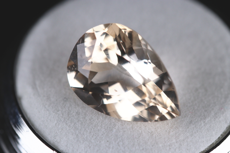 究極！ロシア産ゴールデンフェナカイト・ルース4.40ct！完全透明・鑑別