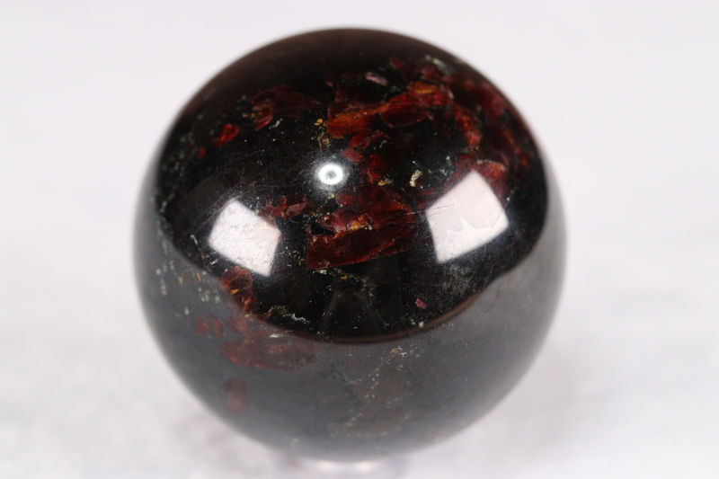 極上レッド＆ブラック52mm！ロシア産ユーディアライト丸玉【最高品質