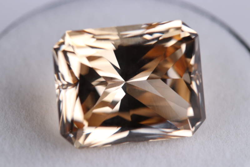 究極！完全透明ゴールデンフェナカイト16.0ct！超高波動ロシア産