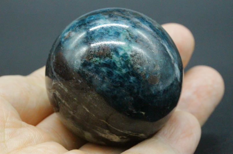 激レア！ロシア産ガーネット・イン・カイヤナイト46mm丸玉【高品質