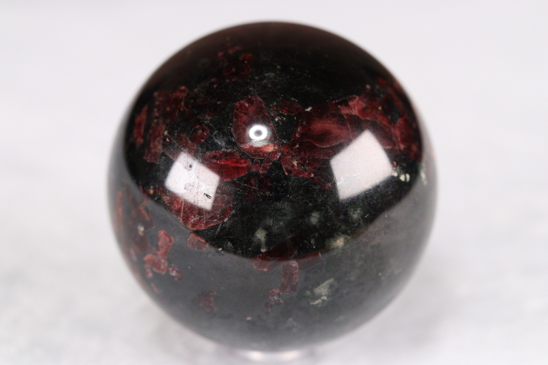 極上レッド＆ブラック52mm！ロシア産ユーディアライト丸玉【最高品質