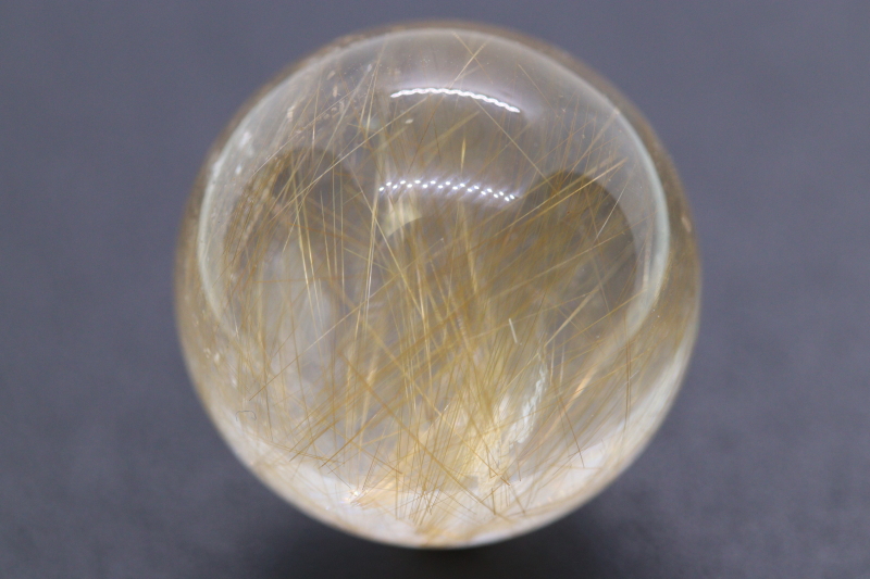 虹入り マニハール産 ゴールドルチル入り水晶丸玉20mm - ロシア産