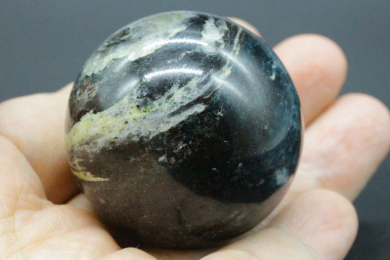 激レア！ロシア産ガーネット・イン・カイヤナイト46mm丸玉【高品質