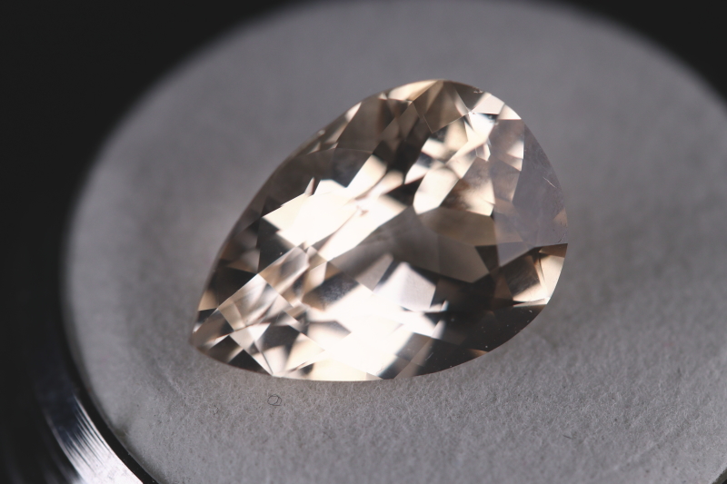 究極！ロシア産ゴールデンフェナカイト・ルース4.40ct！完全透明・鑑別