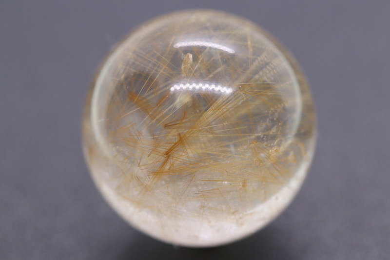 虹入り マニハール産 ゴールドルチル入り水晶丸玉20mm - ロシア産