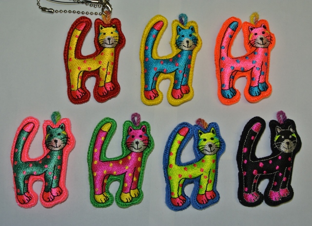 猫ちゃんイニシャルチャーム H | マック刺繍