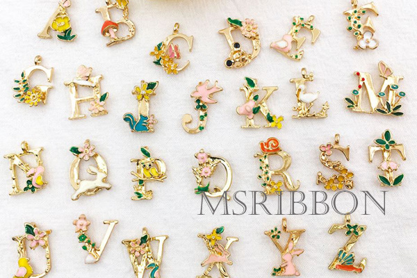 花文字風アルファベットチャーム26点セット - MsRibbon