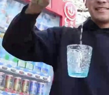 謎のコップ ぶら下がら