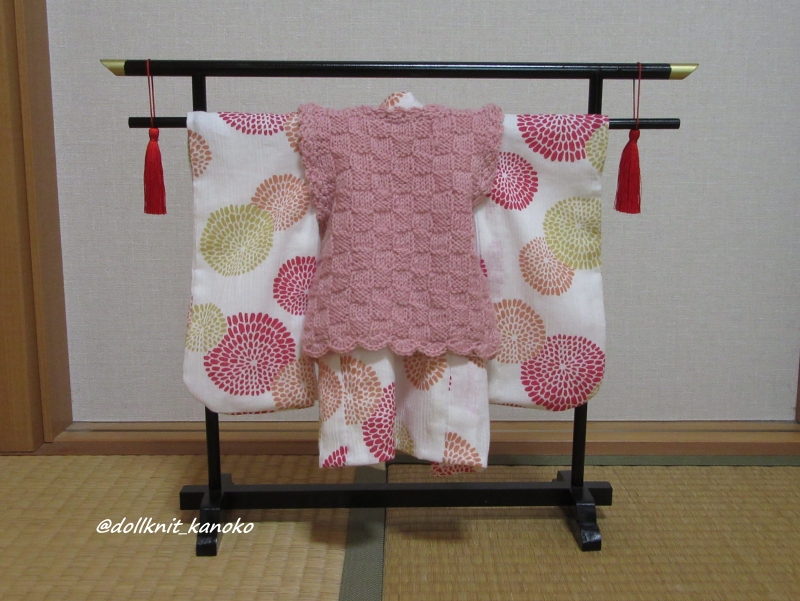 市松人形 8号(32cm)サイズの着物　比翼仕立て　薔薇色濃ピンク　牡丹梅車　お 市松人形8号サイズ・袖なし羽織 ピンク | 花乃湖