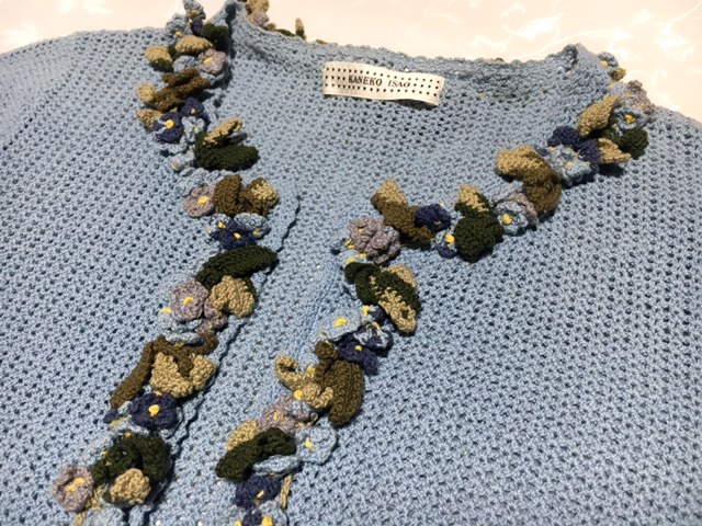 ★美品　カネコイサオ　勿忘草モチーフ　カーディガン　黒　肩パッド付き カネコイサオ 勿忘草モチーフ付き カーディガン 在庫切れ | ピンク