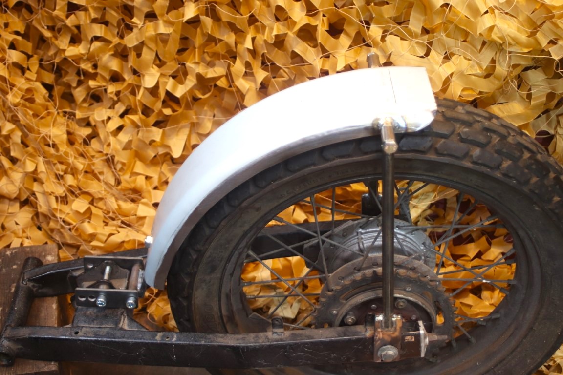 【取付ネジ付】新品FTR223フロントフラットフェンダー 白 取付ネジ付□新品□FTR223□フロントフラットフェンダー 白 ホンダ